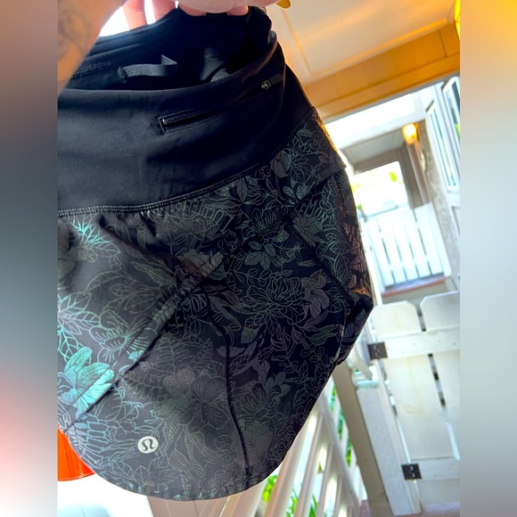 NWOT Lululemon “Speed Up short” 4”, logo Flourish Black iridescent foil, size 4 - Picture 9 of 17